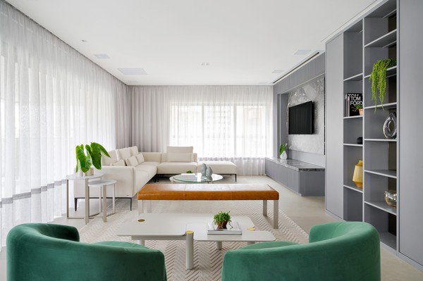 Minimalismo Radiante: Sala de TV Decorada com Cores Claras e Design Clean - ideia