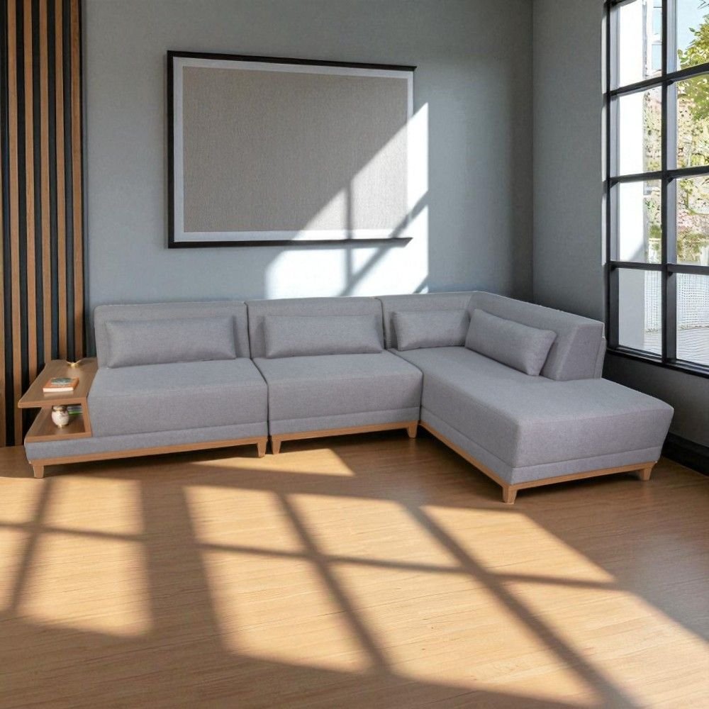 Maximizando Espaços: Sofá de Canto com Base em Madeira e Nichos Integrados - inspiração