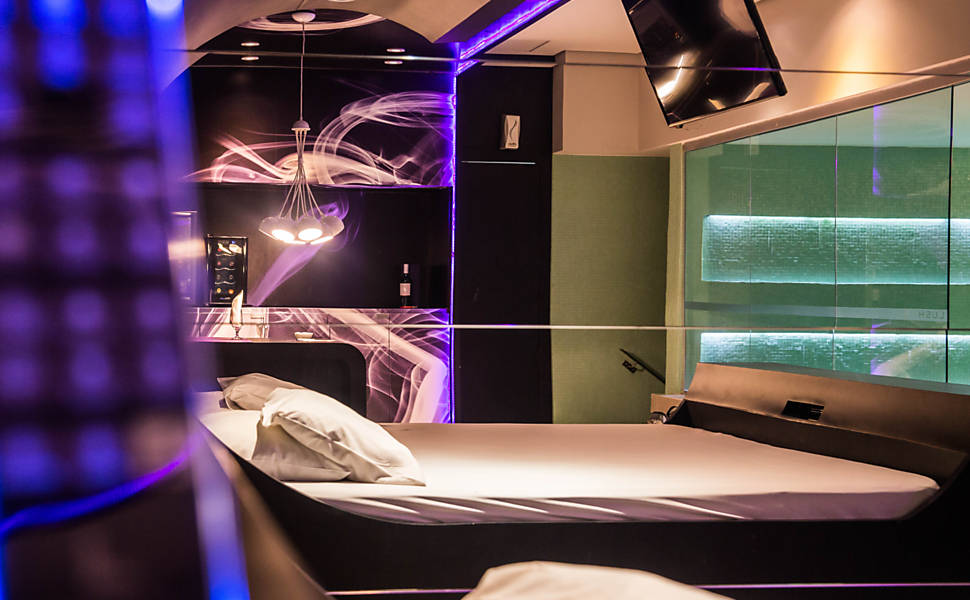 Suíte com Iluminação Estratégica e Espelhos Ampliando o Espaço - inspiração