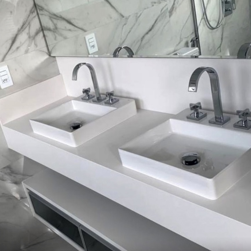 Bancada de Quartzo Branco com Frontão Alto: Toque Clássico e Imponente - ideia