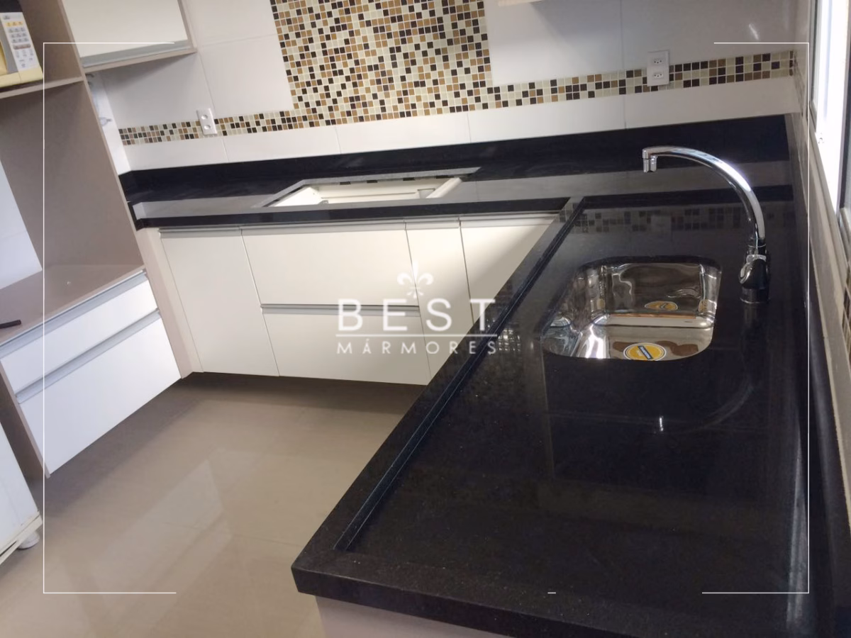 Em Granito Preto São Gabriel com Cuba Esculpida: Luxo e Praticidade em Sintonia - inspiração