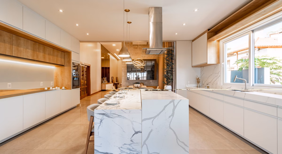 Bancada de Porcelanato com Detalhes em Madeira: Aconchego e Sofisticação - inspiração