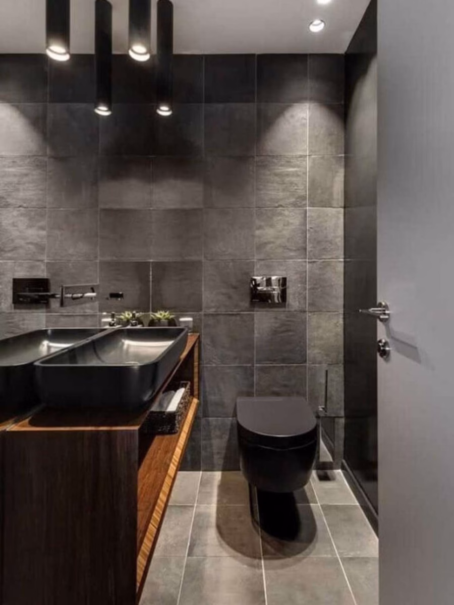 Banheiro Pequeno Decorado com Cimento Queimado e Madeira: Industrial Chic Acessível - ideia