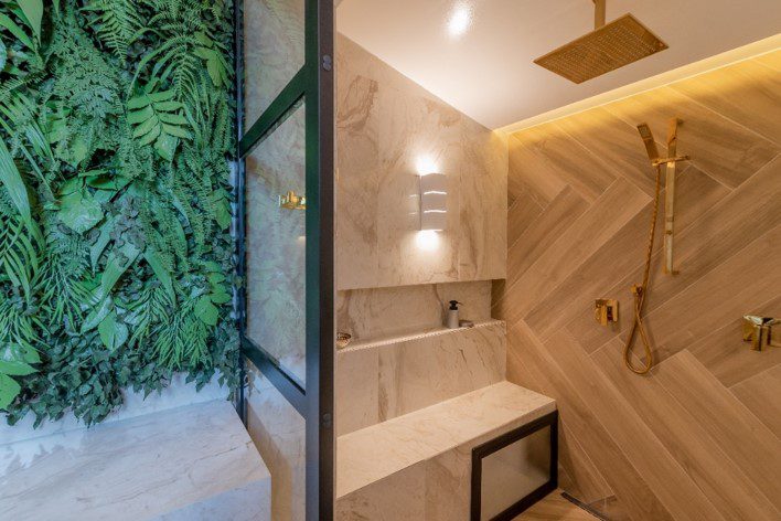 Chuveiro de Teto com Design Orgânico: A Natureza Entrando no Seu Banheiro - ideia