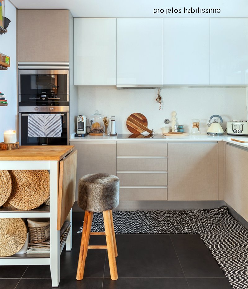 Com Piso de Madeira Espinha de Peixe e Armários Clean - inspiração