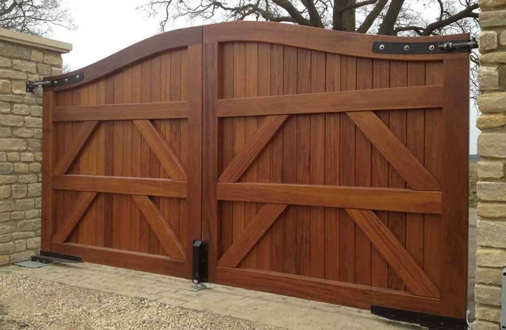 Portão Desempenado com Aplicação de Ripas de Madeira Ecológica: Sustentabilidade e Charme - inspiração