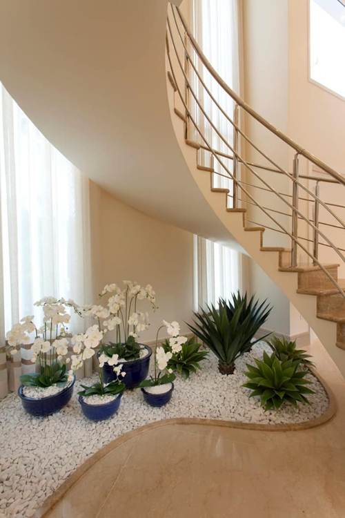 Elegância Minimalista: Orquídeas Brancas e Vasos de Design - inspiração