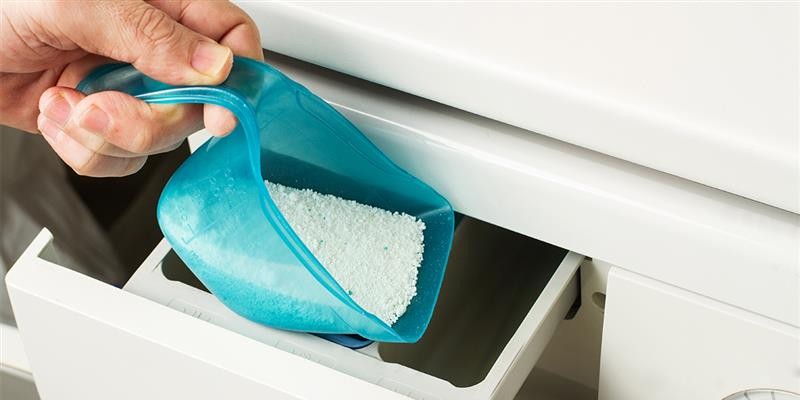 Com Sal Grosso: Um Abrasivo Natural para Remover Resíduos Teimosos - detalhe