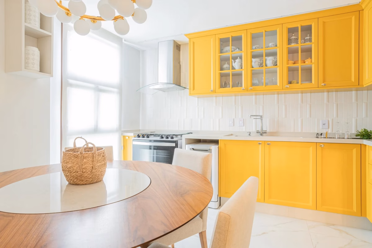 Paredes Amarelas com Acessórios Vintage: Um Toque Retrô na Cozinha - inspiração