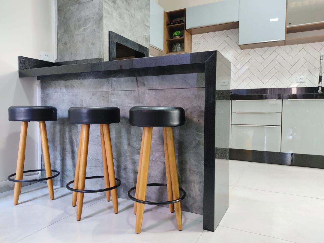 Cozinha Americana com Bancada Estendida para Refeições Rápidas: Praticidade e Convivência - detalhe