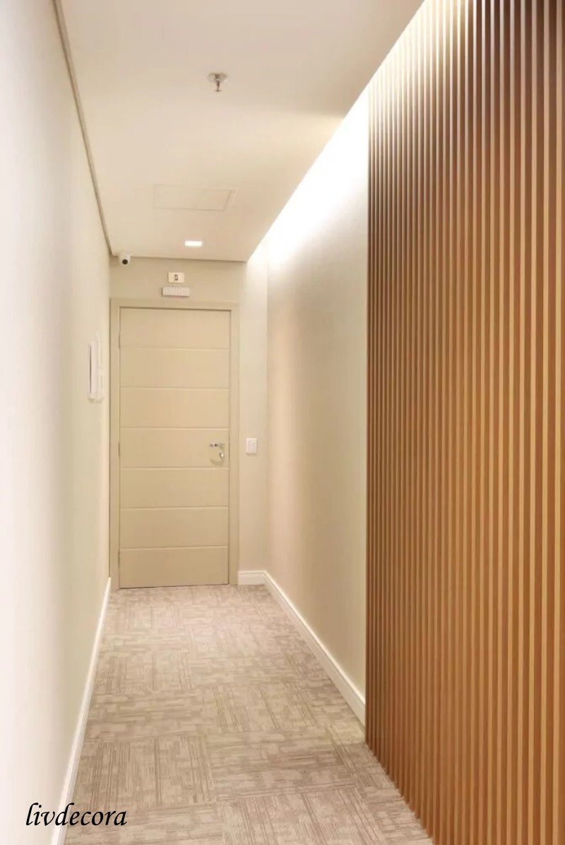 Corredor Moderno com Painel Ripado de Madeira e Espelho Alongado - inspiração