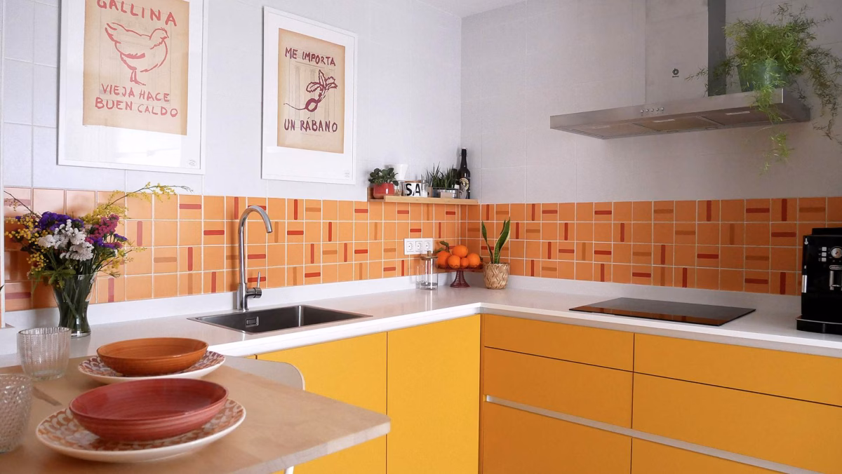 Explosão de Cor: Cozinha Vibrante com Azulejos Coloridos e Utensílios Divertidos - ideia