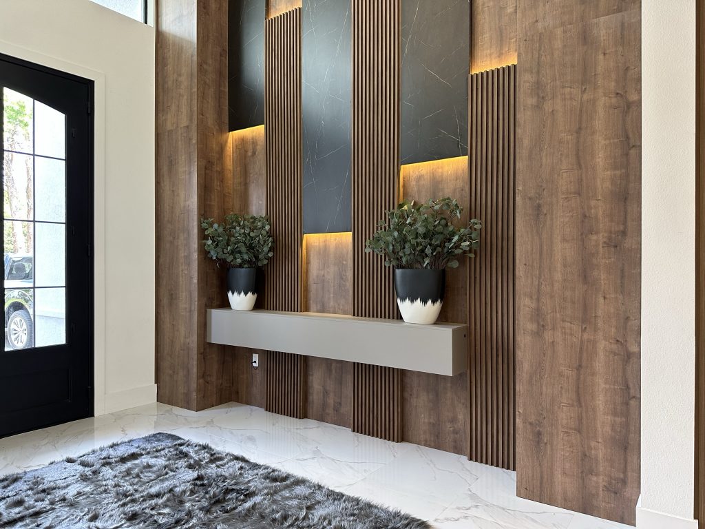 Hall de Entrada Moderno com Boiserie e Cores Vibrantes - ideia