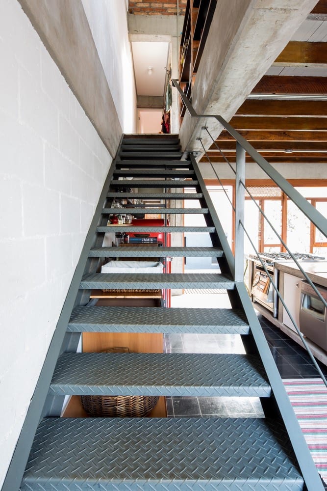 Escada de Ferro Colorida com Tinta Vibrante - inspiração