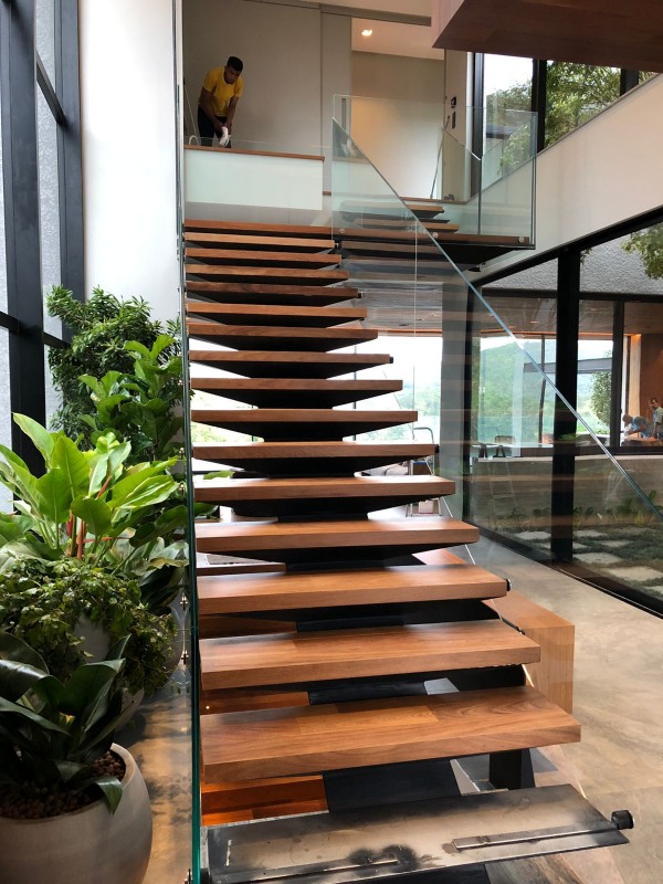 Viga Central Metálica Exposta: Estilo Industrial Chic - ideia