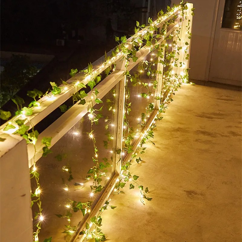 Luzes e Plantas: Varal de Luzes Iluminando um Jardim Vertical - inspiração