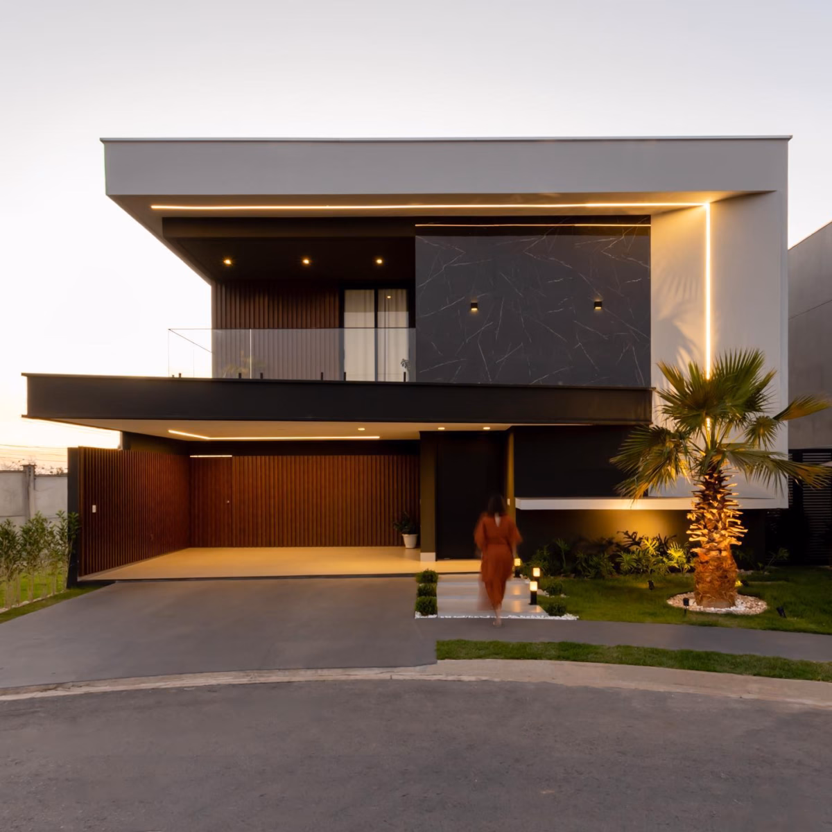 Fachada com Volumes Assimétricos e Cores Vibrantes - detalhe