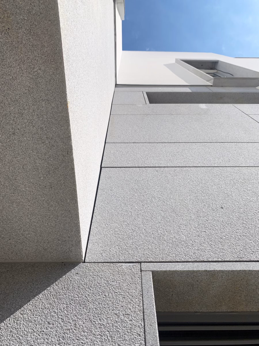 Fachada Ventilada com Placas de Granito Cinza: Sustentabilidade e Beleza - detalhe