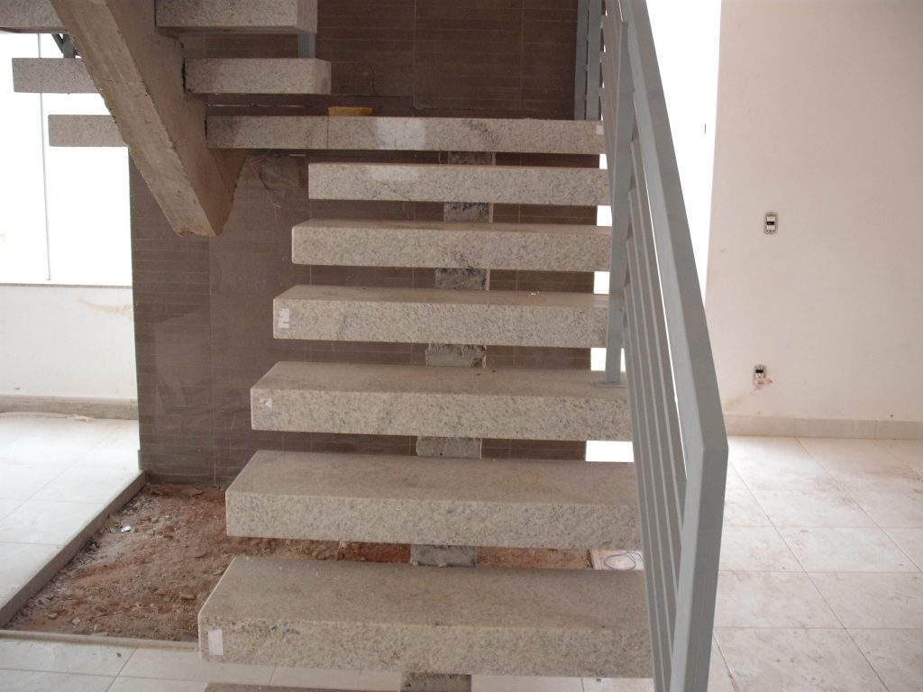 Escadas Imponentes com Granito Branco Siena: Luminosidade e Sofisticação - detalhe