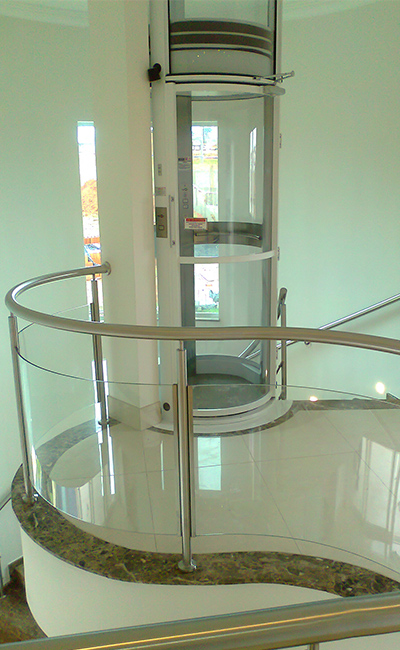 Guarda Corpo de Vidro Curvo: Uma Escultura Transparente na Arquitetura - inspiração