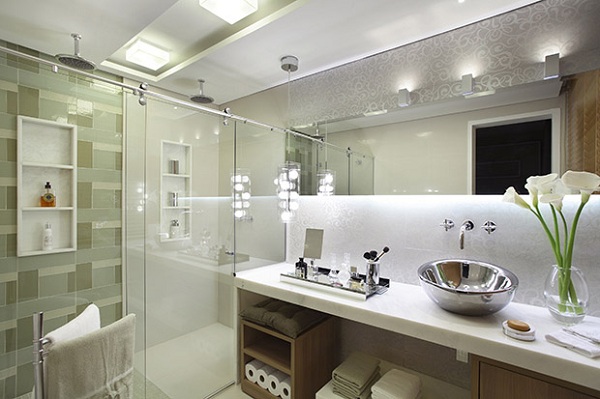 Cantinho Relaxante: Spots Embutidos no Box para um Banho Aconchegante - ideia