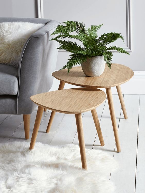 Mesa Lateral com Revistas e Livros: Decoração Inteligente e Prática - inspiração