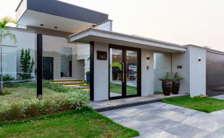 Muro de Vidro com Detalhes em Metal: Leveza e Modernidade - detalhe