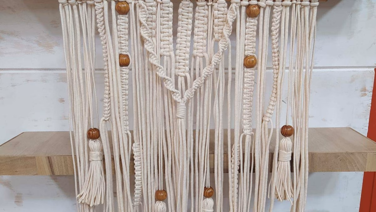 Painel de TV com Detalhes em Macramê: Toque Boêmio e Artesanal - detalhe