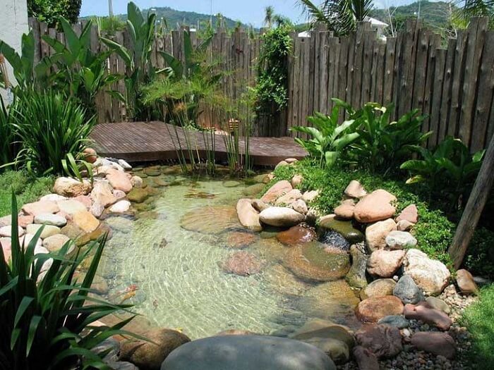 Lago Ornamental com Carpas e Deck de Madeira Rústica - inspiração