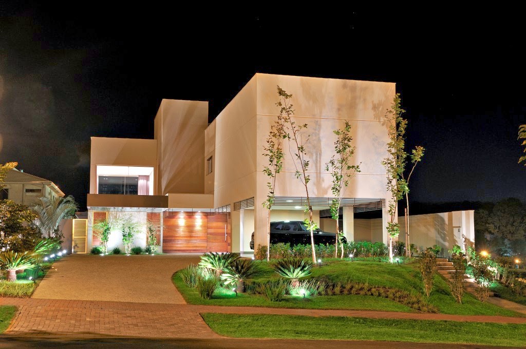 Iluminação Cênica com Spots Embutidos no Jardim - inspiração