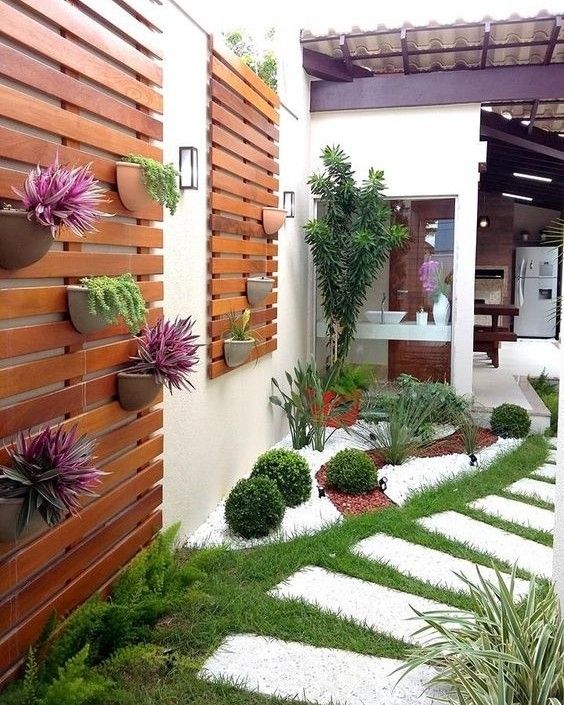 Deck de Madeira Rústica com Vasos de Ervas Aromáticas - inspiração