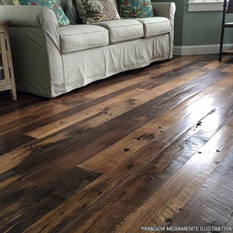Aconchego Rústico: Piso Laminado com Textura de Demolição para Quartos - ideia