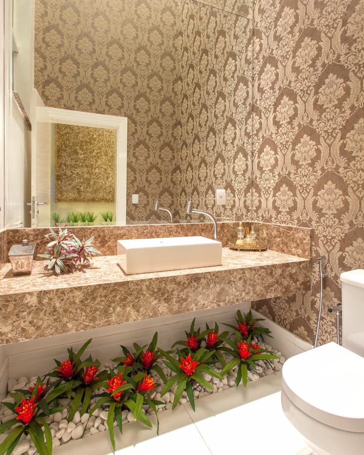 Banheiro Romântico: Papel de Parede Floral e Iluminação Suave - detalhe