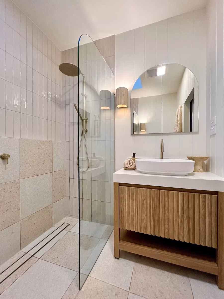 Minimalismo Aconchegante: Microcimento para um Banheiro com Chuveiro Italiano - inspiração