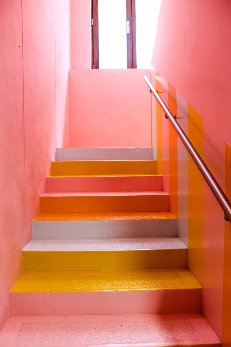 Escada Colorida: Dê Vida à Sua Sala com Tons Vibrantes - ideia