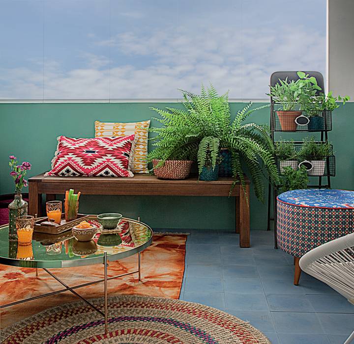 Boho Chic: Varanda Integrada com Macramê e Almofadas Coloridas - ideia