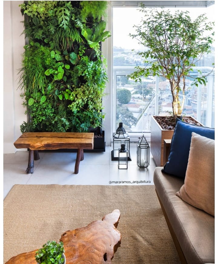 Verde Urbano: Sala de Estar Moderna com Jardim Vertical e Mobiliário Clean - inspiração