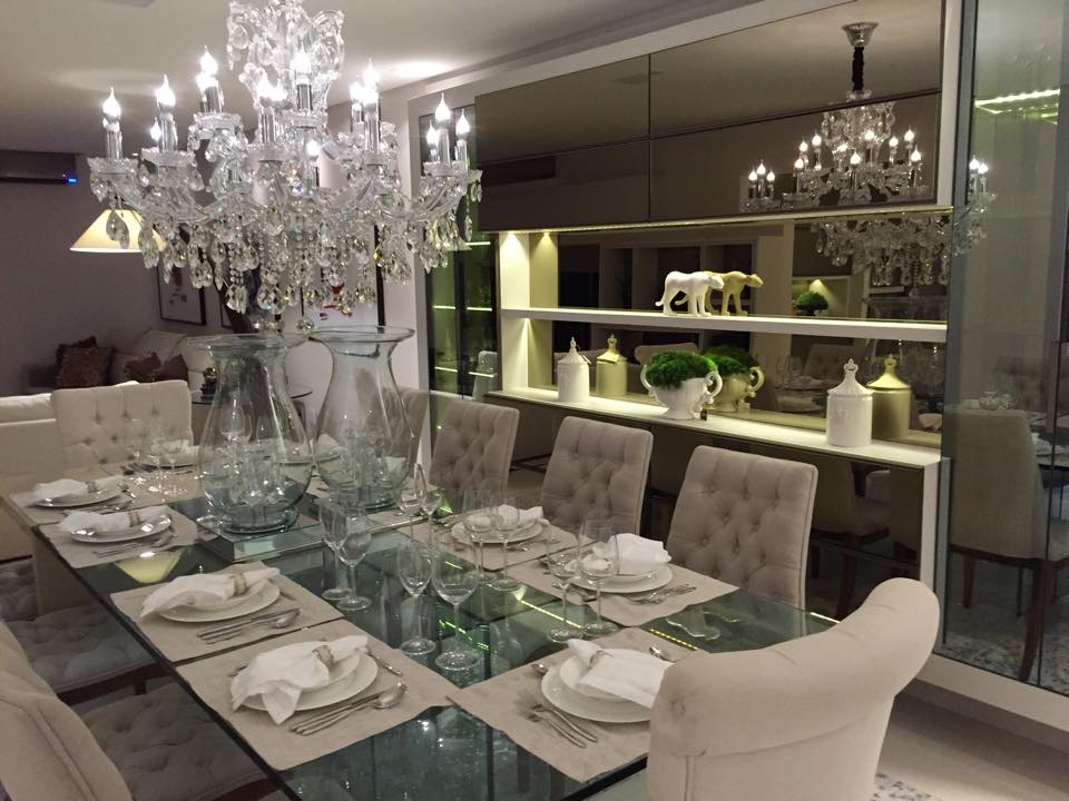 Sala de Jantar Clássica com Lustre Imponente - detalhe