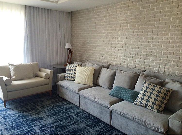 Sofá Cinza e Tijolinhos à Vista: Um Toque Industrial Aconchegante! - ideia