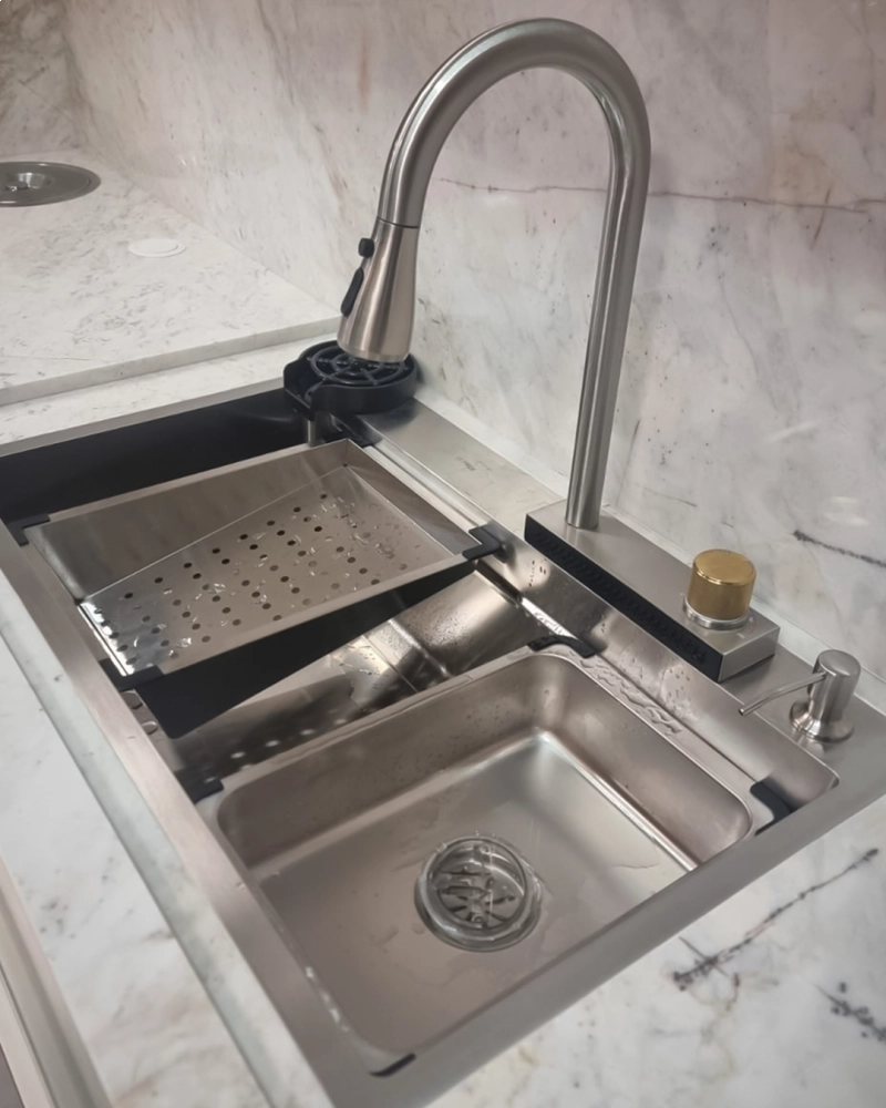 Com Duas Cubas e Torneira Central para Otimizar o Espaço - inspiração