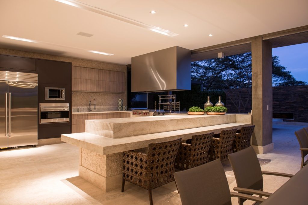 Varanda Gourmet Decorada com Churrasqueira Integrada e Bancada de Quartzo: Elegância Funcional! - ideia