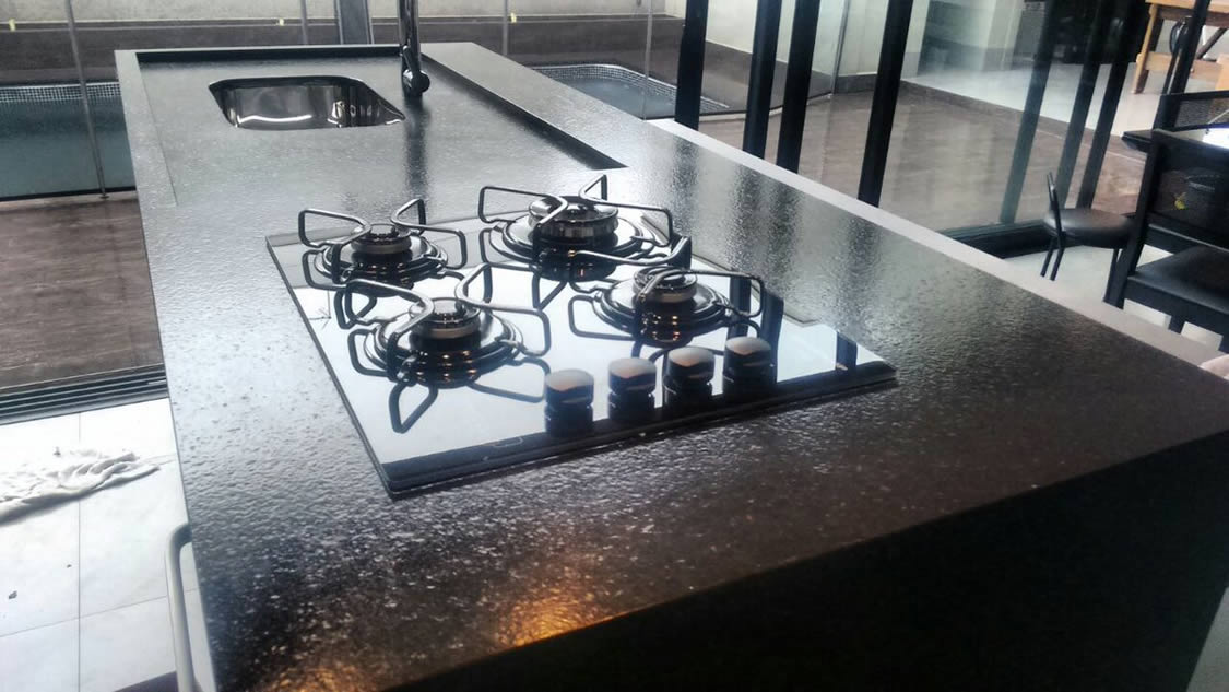 Em Granito Preto São Gabriel com Cuba Esculpida: Luxo e Praticidade em Sintonia - detalhe