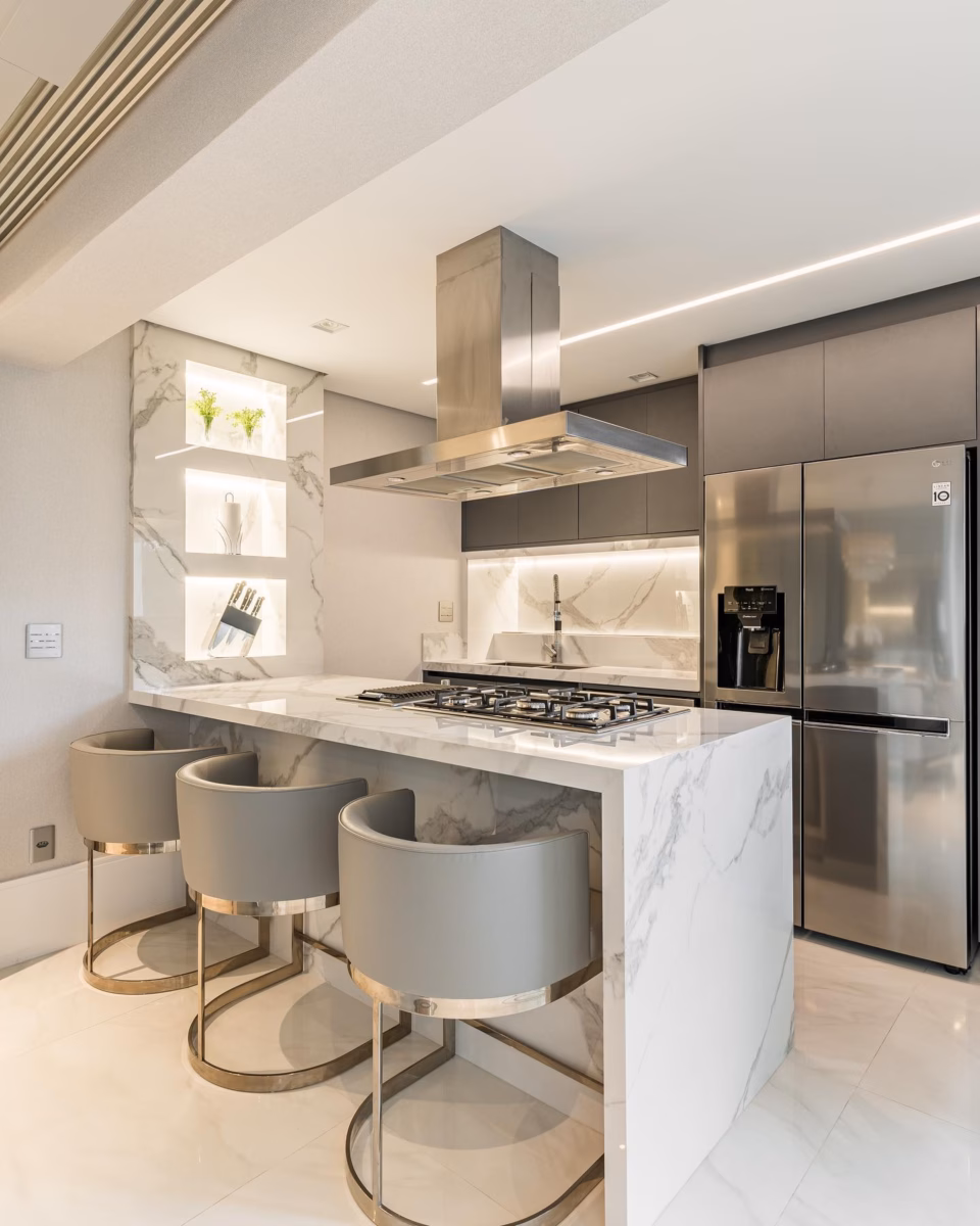 Com Frontão Alto e Nichos Decorativos: Charme Clássico Repaginado - inspiração