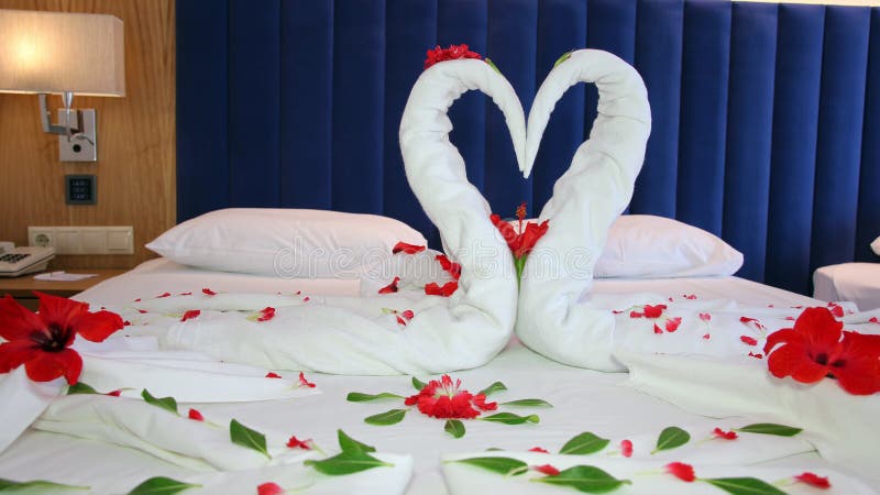 Cama Posta Romântica com Renda e Flores - ideia