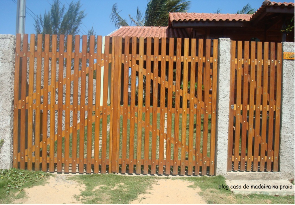 Portão Desempenado com Aplicação de Ripas de Madeira Ecológica: Sustentabilidade e Charme - detalhe