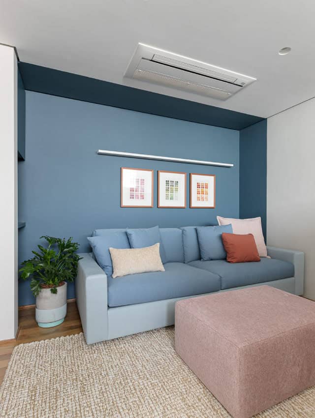 Frescor Náutico: Azul e Branco para uma Sala de Estar Relaxante e Atemporal - detalhe