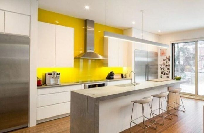 Cozinha Amarela e Branca com Detalhes em Preto para um Visual Elegante - inspiração