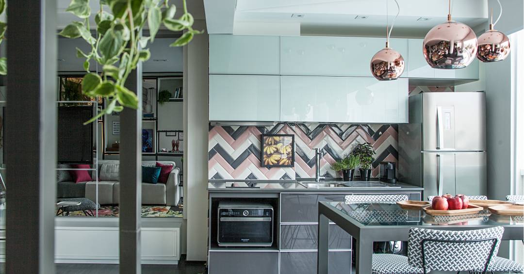 Cozinha Americana Planejada Colorida com Azulejos Hidráulicos e Armários Turquesa - ideia