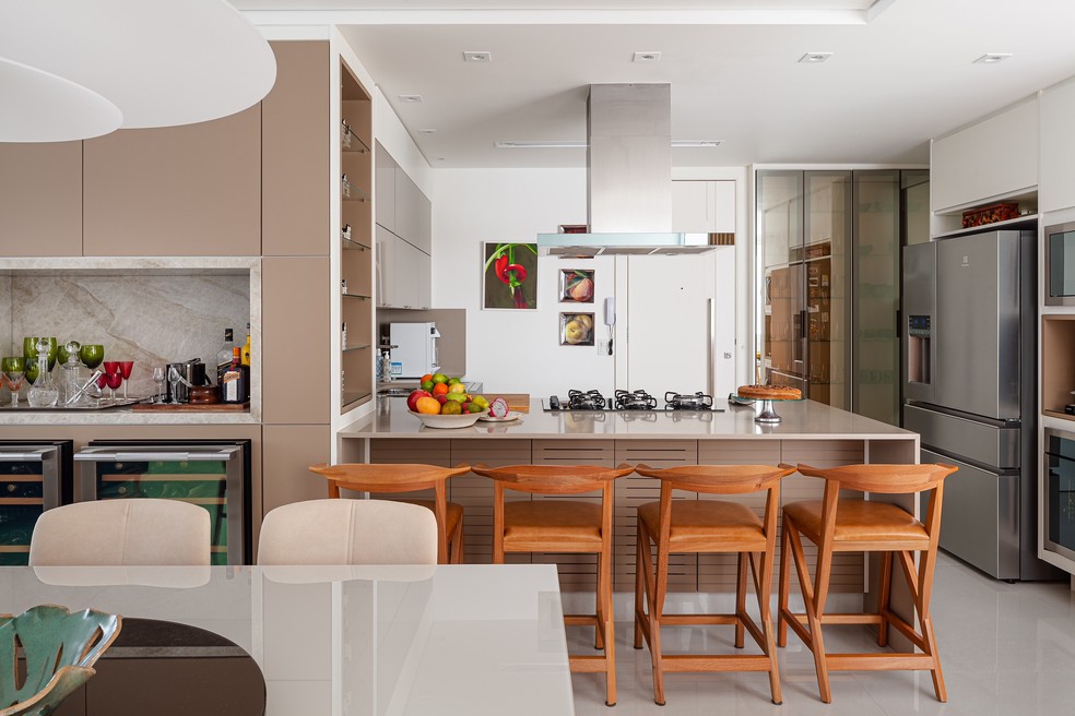 Ilha em Formato de Península com Mesa Lateral Integrada e Iluminação Pendente - inspiração