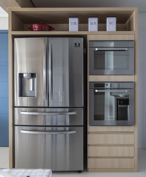 Cozinha Planejada com Torre Quente e Eletrodomésticos Inox - ideia